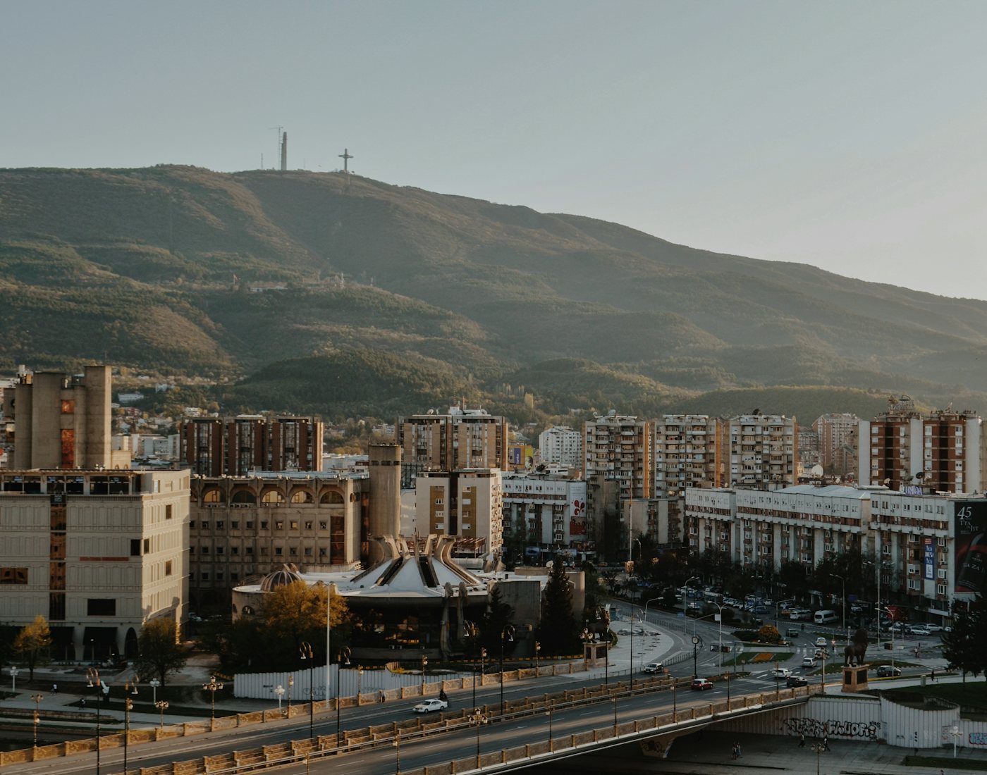 Скопје под планината Водно